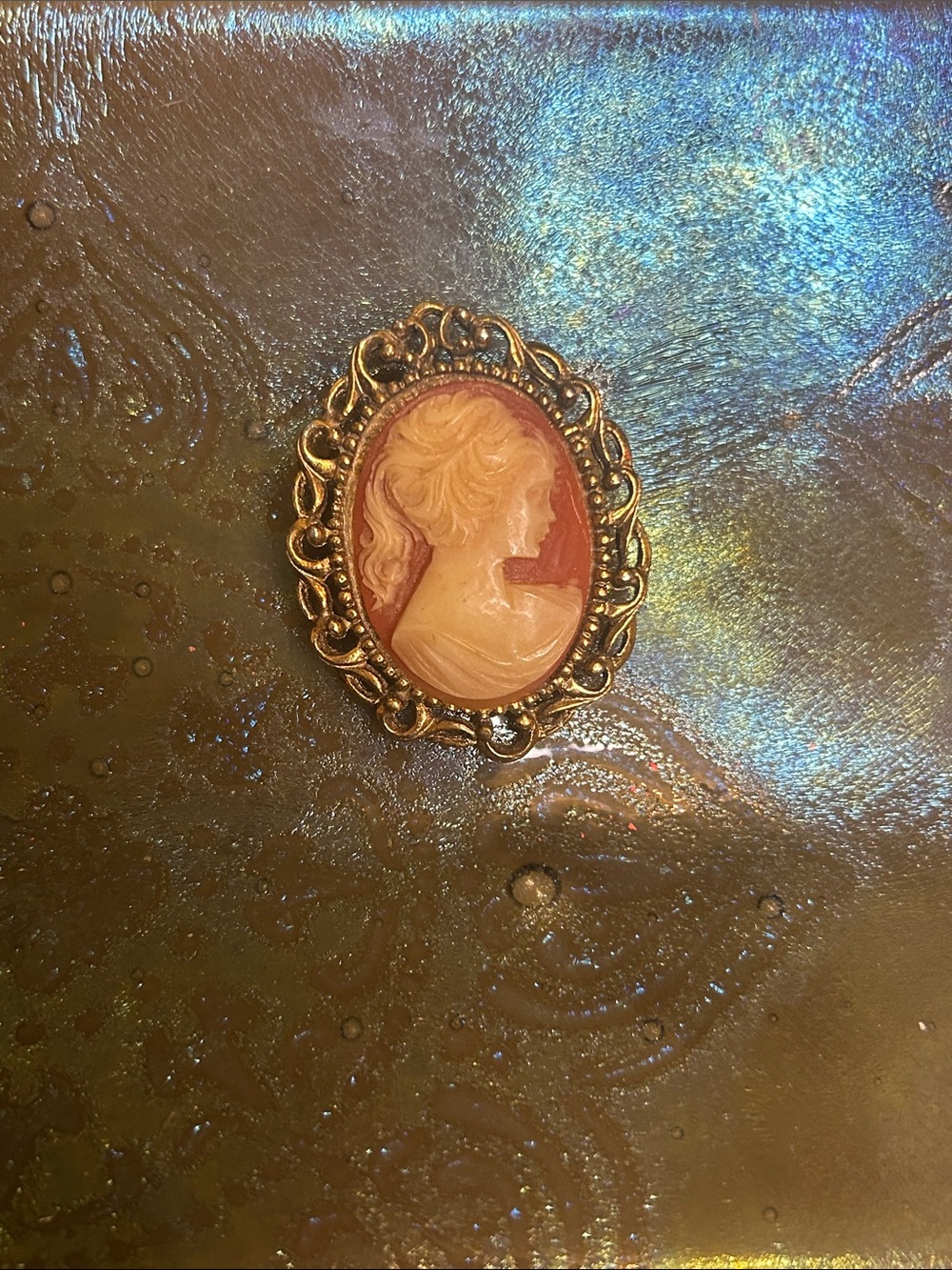 Vintage 1920’s -1930s Gold-Tone Pink Cameo Brooch - Classic Women's Jewelry